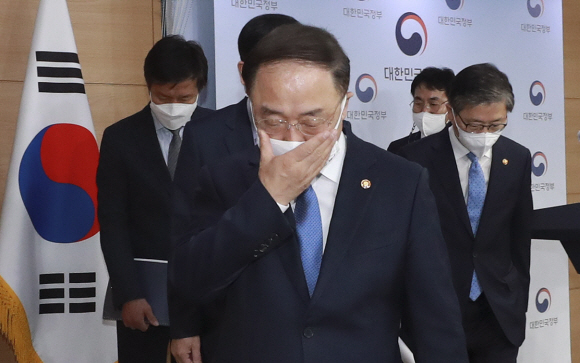 홍남기 부총리 겸 기획재정부 장관(가운데)과 변창흠 국토교통부 장관(오른쪽)을 비롯한 참석자들이 7일 오전 서울 종로구 정부서울청사에서 ‘부동산 관련 국민께 드리는 말씀’ 발표를 마치고 나서고 있다. 2021. 3. 7 오장환 기자 5zzang@seoul.co.kr