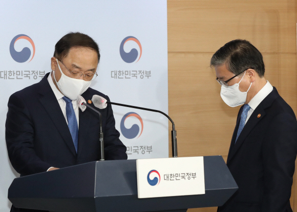 7일 홍남기 경제부총리 겸 기획재정부 장관이 관계부처와 함께 서울 종로구 정부서울청사에서 열린 ‘부동산 관련 국민께 드리는 말씀’ 을 하고있다. 오른쪽은 변창흠 국토교통부 장관. 2021. 3. 7 오장환 기자 5zzang@seoul.co.kr