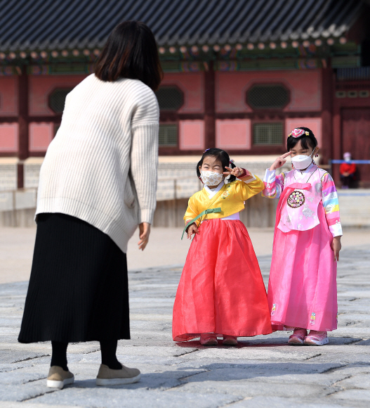 온화한 봄 날씨를 보인 7일 서울 경복궁에서 시민들이 따스한 햇살을 맞으며 봄 날씨를 만끽하고 있다. 2021.3.7 오장환 기자 5zzang@seoul.co.kr