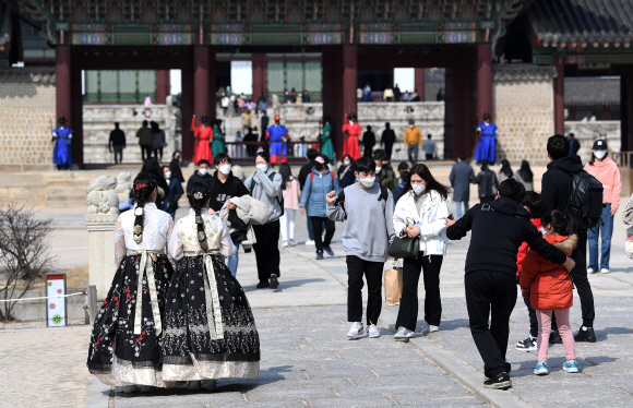 온화한 봄 날씨를 보인 7일 서울 경복궁에서 시민들이 따스한 햇살을 맞으며 봄 날씨를 만끽하고 있다. 2021.3.7 오장환 기자 5zzang@seoul.co.kr