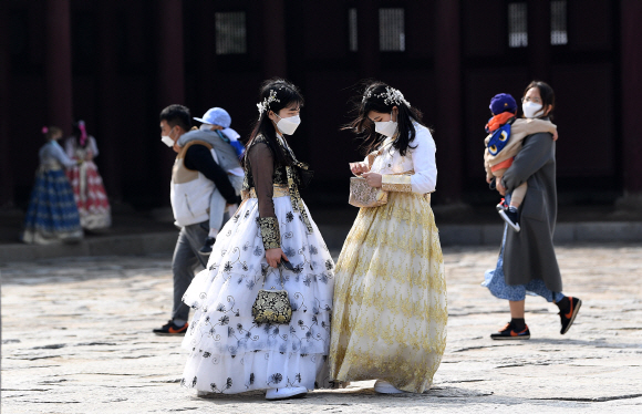 온화한 봄 날씨를 보인 7일 서울 경복궁에서 시민들이 따스한 햇살을 맞으며 봄 날씨를 만끽하고 있다. 2021.3.7 오장환 기자 5zzang@seoul.co.kr