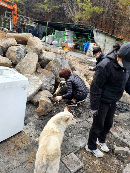 봉사활동하는 한정애 장관