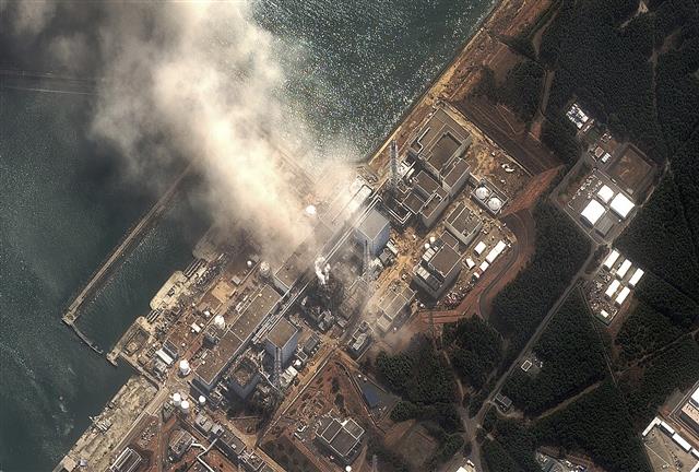 2011년 3월 14일 위성 촬영한 일본 후쿠시마 원자력발전소. 제1원전 3호기에서 노심용융(멜트다운)과 수소 폭발이 발생한 모습이 보인다. 로이터 연합뉴스