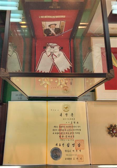 1996년 조병화 시인이 받은 금관문화훈장.