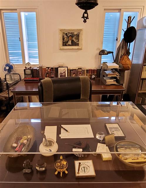안성 조병화문학관에 남아 있는 그의 책상 모습.