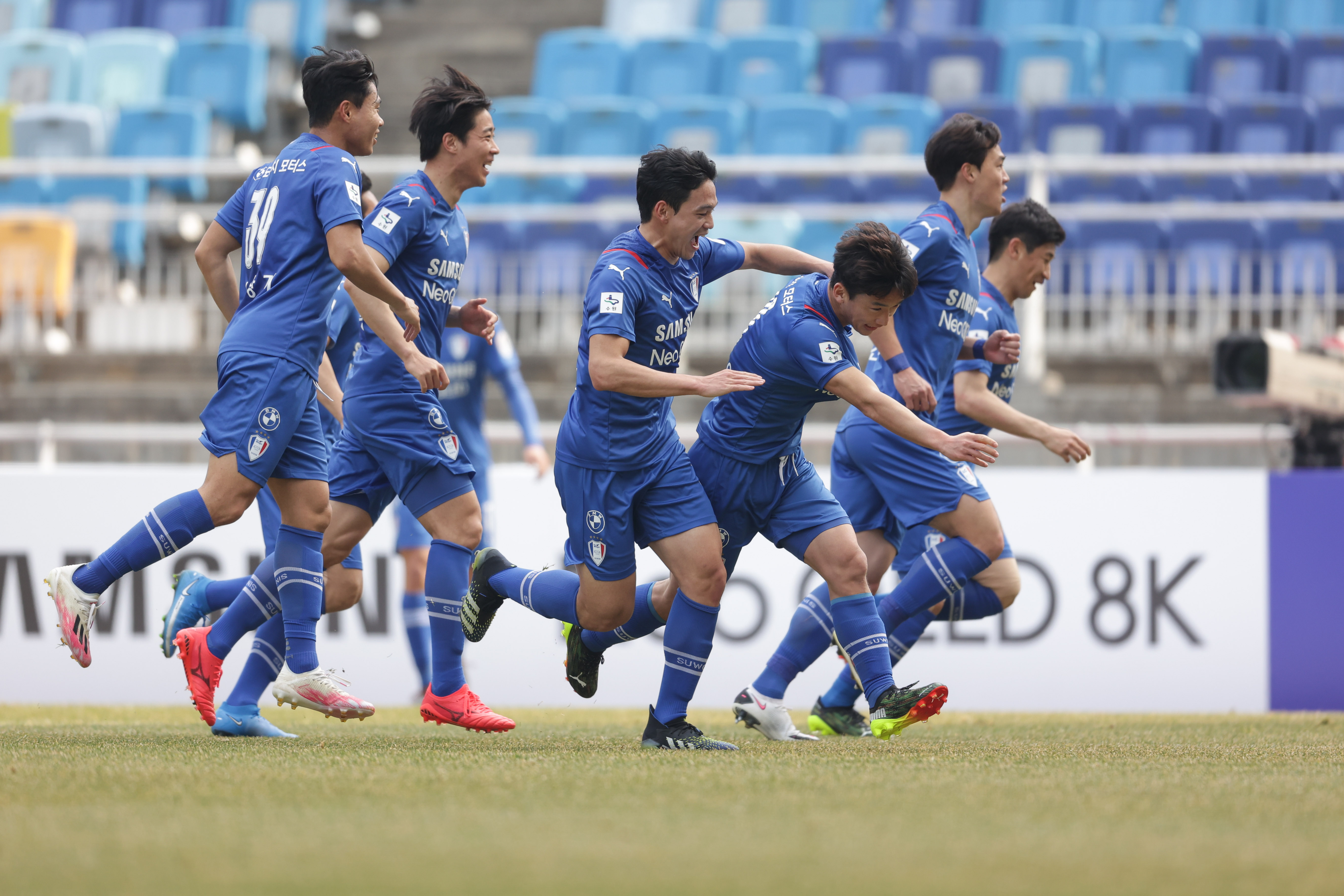 프로축구 수원 삼성의 김민우(오른쪽 세번째)가 7일 수원월드컵경기장에서 열린 2021시즌 K리그1 성남FC와의 홈 경기에서 결승골을 터뜨린 뒤 동료들과 함께 기뻐하고 있다. 　한국프로축구연맹 제공