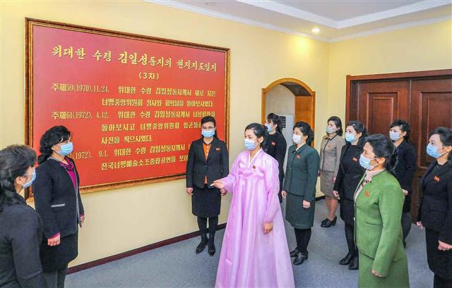 북한 노동당 기관지 노동신문은 8일 “조선여성운동의 강화발전을 위한 길에 쌓으신 어버이수령님의 불멸의 업적을 가슴깊이 새기고 있다”면서 조선사회주의여성동맹 중앙위원회의 사진을 소개했다. 북한은 세계 여성의 날인 이날을 ‘국제부녀절’로 기념하고 있다.  평양 노동신문=뉴스1