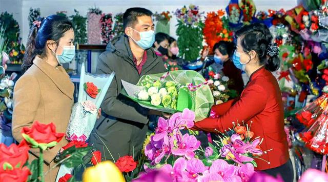 북한 노동당 기관지 노동신문은 8일 국제부녀절(세계 여성의 날)을 맞아 여성을 치켜세우며 감사의 꽃다발을 받은 여성들의 사진을 다수 공개했다. 신문은 뜻깊은 날을 맞아 “우리 여성들이야말로 세상에서 제일 아름답다는 자긍심”이 새겨지고 있다고 전했다. 평양 노동신문=뉴스1