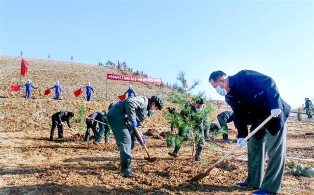 북한 노동당 기관지 노동신문은 8일 각지 일꾼(간부)들과 근로자들이 “조국의 산들을 더욱 푸르게 할 애국의 마음을 안고 봄철 나무심기에 떨쳐나 실적을 올리고 있다”라고 보도했다. 신문은 특히 남포시가 봄철 나무심기에 힘을 넣고 있다고 설명했다. 평양 노동신문=뉴스1