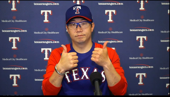 미국프로야구(MLB) 시범경기에 처음 등판한 양현종(텍사스 레인저스)이 8일 경기가 끝난 뒤 진행된 화상 인터뷰에서 엄지손가락을 치켜들고 있다. 2021.3.8  텍사스 레인저스 구단 화상 인터뷰 캡처