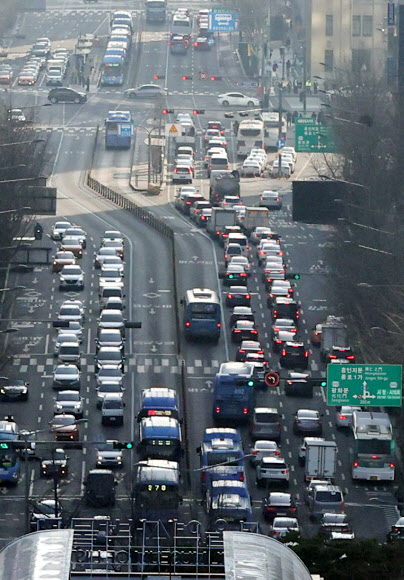광화문 광장 서쪽도로 통제 후 출근 첫날인 8일 서울 도심 곳곳에 차량 정체가 발생하며 출근길 시민들이 불편을 겪었다. 출근길 차량이 광화문 광장과 인접한 서울 세종대로사거리에서 정체되고 있다. 2021.3.8  연합뉴스