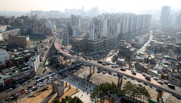 광화문 광장 재구조화 공사로 서쪽도로 통제 후 출근 첫날인 8일 오전 서울 종로구 사직터널로 향하는 현저고가차도와 통일로 일대가 정체되고 있다. 2021.3.8  연합뉴스