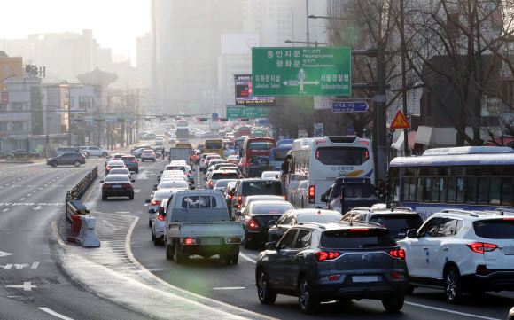 광화문광장 서쪽도로 통제 후 출근 첫날인 8일 오전 광화문광장 진입 도로인 서울 종로구 사직로 일대가 정체되고 있다. 2021.3.8  연합뉴스