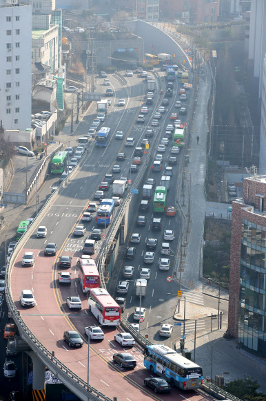 광화문 광장 재구조화 공사로 서쪽도로 통제 후 출근 첫날인 8일 오전 서울 종로구 사직터널로 향하는 현저고가차도 일대가 정체되고 있다. 2021.3.8 연합뉴스