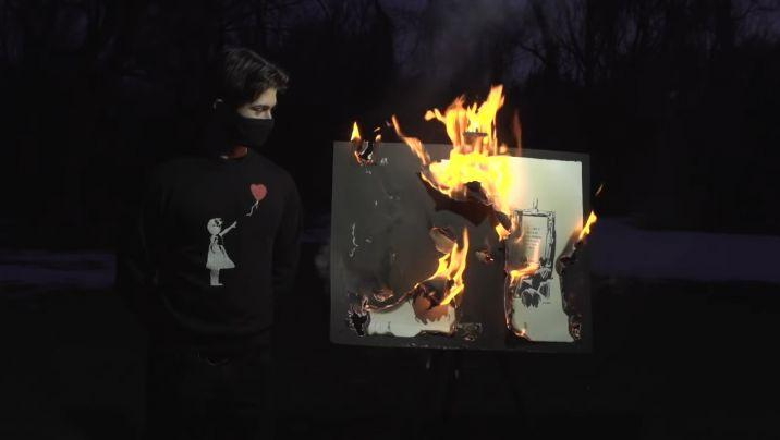 트위터 ‘Burnt Banksy’ 계정을 통해 중계된 뱅크시 작품을 불태우는 모습.