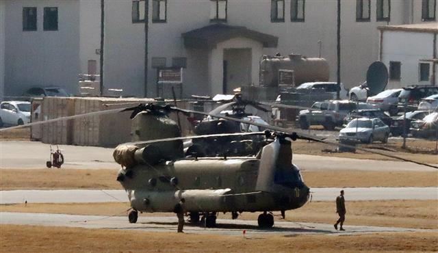 올해 전반기 한미 연합 지휘소연습(CCPT)이 시작된 8일 오후 경기도 평택 캠프 험프리스에 미군 헬기들이 계류돼 있다. 이번 훈련은 컴퓨터 시뮬레이션 방식의 도상훈련(CPX)으로만 진행되며, 한미 양국 군이 참여하는 대규모 야외 실기동훈련(FTX)은 포함되지 않는다. 2021.3.8 뉴스1