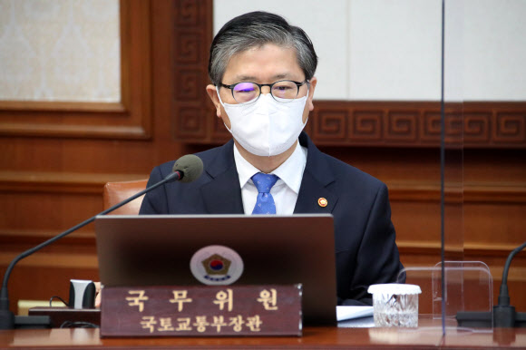 변창흠 국토교통부 장관이 9일 정부서울청사에서 열린 국무회의에 참석해 발언하고 있다. 2021.3.9  연합뉴스