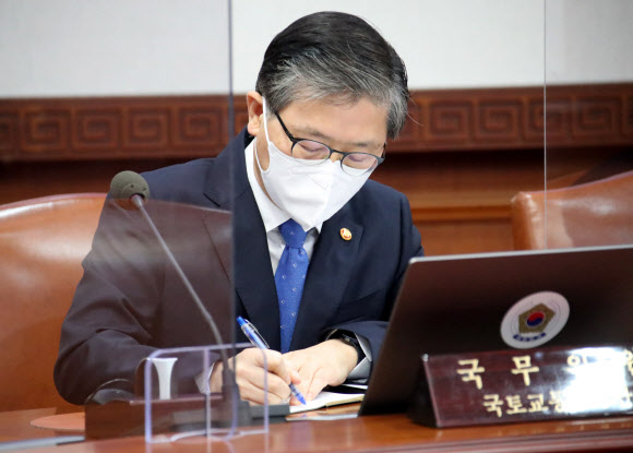 변창흠 국토교통부 장관이 9일 정부서울청사에서 열린 국무회의에 참석해 메모하고 있다. 2021.3.9  연합뉴스
