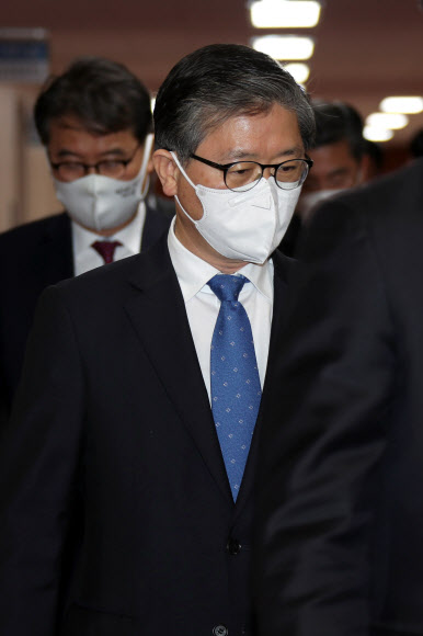 변창흠 국토교통부 장관이 9일 정부서울청사에서 열린 국무회의에 참석하고 있다. 2021.3.9  연합뉴스