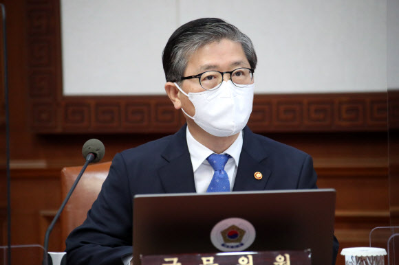 변창흠 국토교통부 장관이 9일 정부서울청사에서 열린 국무회의에 참석해 발언하고 있다. 2021.3.9  연합뉴스