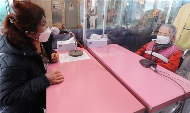 요양병원과 요양시설에서 면회가 재개된 9일 오전 대전 서구 대전요양원에서 딸 홍석자씨가 어머니 김재월씨를 면회하고 있다. 2021.3.9 뉴스1