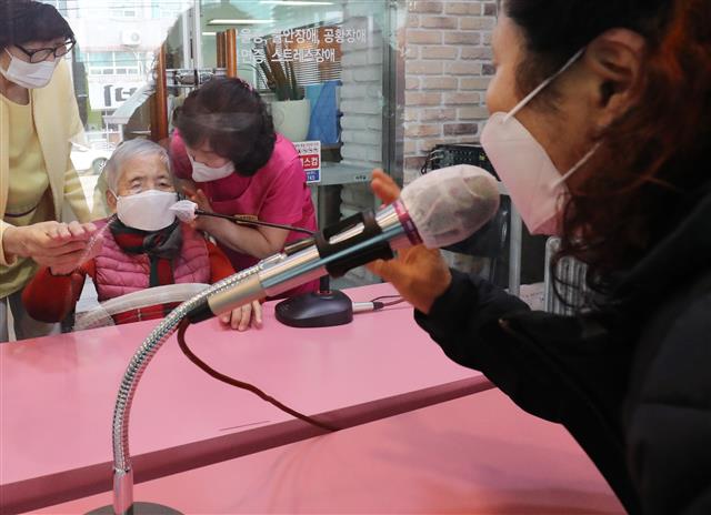 요양병원과 요양시설에서 면회가 재개된 9일 오전 대전 서구 대전요양원에서 딸 홍석자씨가 어머니 김재월씨를 면회하고 있다. 2021.3.9 뉴스1