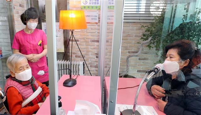 요양병원과 요양시설에서 면회가 재개된 9일 오전 대전 서구 대전요양원에서 딸 홍석자씨가 어머니 김재월씨를 면회하고 있다. 2021.3.9 뉴스1