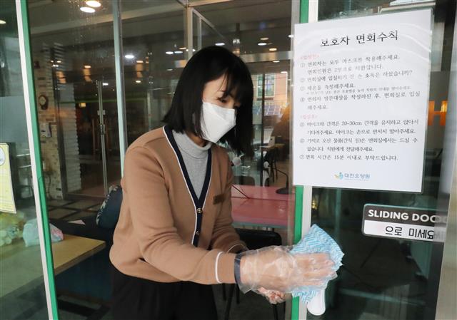 요양병원과 요양시설에서 면회가 재개된 9일 오전 대전 서구 대전요양원에서 직원이 비대면 면회장을 소독하고 있다. 2021.3.9 뉴스1