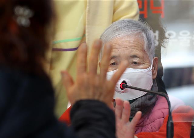 요양병원과 요양시설에서 면회가 재개된 9일 오전 대전 서구 대전요양원에서 딸 홍석자씨가 어머니 김재월씨를 면회하고 있다. 2021.3.9 뉴스1