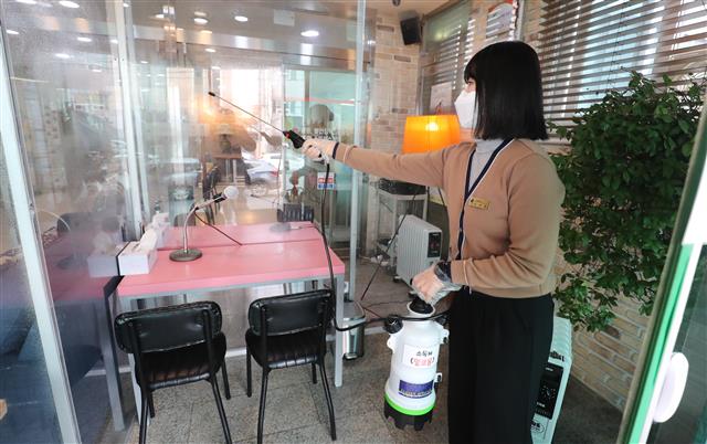 요양병원과 요양시설에서 면회가 재개된 9일 오전 대전 서구 대전요양원에서 직원이 비대면 면회장을 소독하고 있다. 2021.3.9 뉴스1