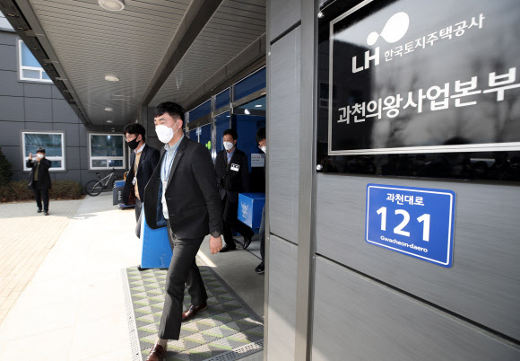 LH 직원들의 경기 광명·시흥 신도시 투기 의혹을 수사 중인 경찰 관계자들이 9일 오전 경기도 과천시에 위치한 LH 과천의왕사업본부에서 압수수색을 마친 뒤 압수품을 갖고 건물을 나서고 있다. 이날 경기남부경찰청 반부패경제범죄수사대는 경남 진주 LH 본사, LH 과천의왕사업본부, LH 광명시흥사업본부 등에 대해 압수수색을 진행했다. 2021.3.9  연합뉴스