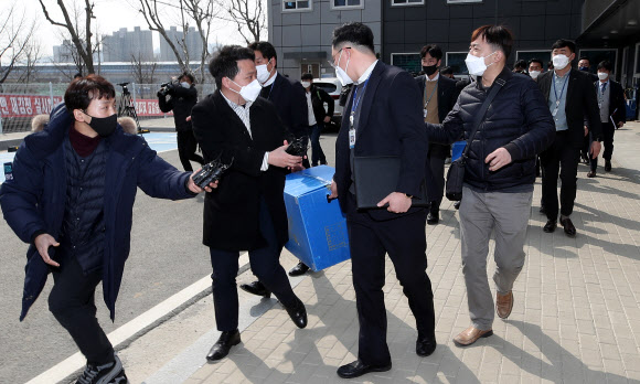 LH 직원들의 경기 광명·시흥 신도시 투기 의혹을 수사 중인 경찰 관계자들이 9일 오전 경기도 과천시에 위치한 LH 과천의왕사업본부에서 압수수색을 마친 뒤 압수품을 차량으로 옮기고 있다. 이날 경기남부경찰청 반부패경제범죄수사대는 경남 진주 LH 본사, LH 과천의왕사업본부, LH 광명시흥사업본부 등에 대해 압수수색을 진행했다. 2021.3.9  연합뉴스