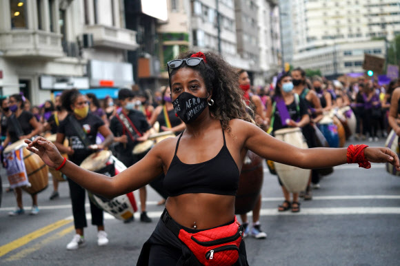 국제 여성의 날을 맞아 8일(현지시간) 우루과이 몬테비데오 시내 거리에서 여성들이 춤을 추며 행진하고 있다. 로이터 연합뉴스