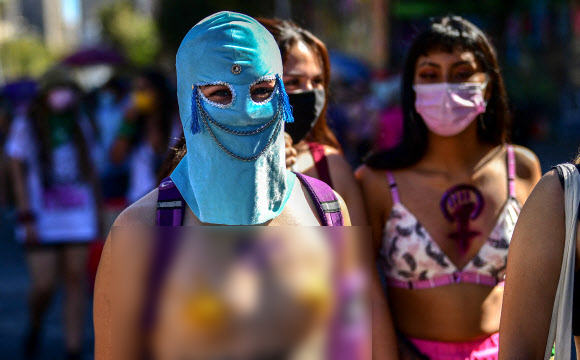 칠레 여성들이 8일(현지시간) 세계 여성의 날을 맞아 산티아고에서 시위를 벌이고 있다. AFP 연합뉴스
