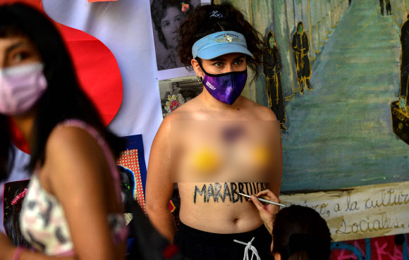 칠레 여성들이 8일(현지시간) 세계 여성의 날을 맞아 산티아고에서 시위를 벌이고 있다. AFP 연합뉴스