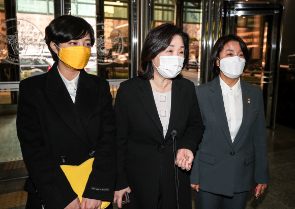 정의당 심상정(가운데), 류호정(왼쪽), 이은주 의원이 10일 오후 한국토지주택공사(LH) 직원들의 3기 신도시 땅 투기 의혹 수사를 진행하고 있는 국가수사본부를 찾아 취재진과 인터뷰하고 있다.  정의당은 남구준 국가수사본부장을 만나 LH 직원 투기 의혹 수사에 대한 엄정한 수사를 촉구 했다. 2021.3.10  연합뉴스