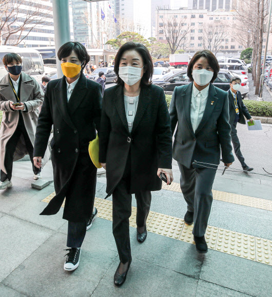정의당 심상정(가운데), 류호정(왼쪽), 이은주 의원이 10일 오후 한국토지주택공사(LH) 직원들의 3기 신도시 땅 투기 의혹 수사를 진행하고 있는 국가수사본부를 찾아 남구준 본부장을 만나기 위해 이동하고 있다. 2021.3.10  연합뉴스