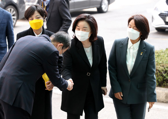 정의당 심상정(가운데), 류호정(왼쪽), 이은주 의원이 10일 오후 한국토지주택공사(LH) 직원들의 3기 신도시 땅 투기 의혹 수사를 진행하고 있는 국가수사본부를 찾아 관계자와 인사하고 있다. 2021.3.10  연합뉴스