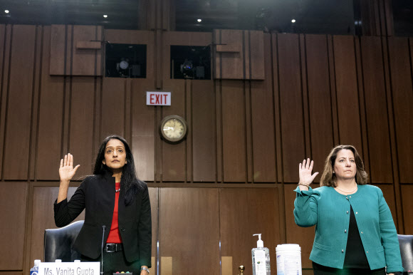 바니타 굽타 법무부 부차관 지명자(왼쪽)이 9일(현지시간) 미 의회 상원 법사위 청문회에 참석한 모습. AP