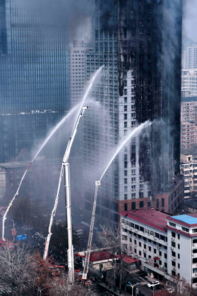 중국 스자좡 고층빌딩 화재 진화하는 소방차들