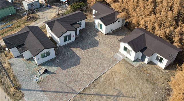 한국토지주택공사(LH) 직원들의 땅 투기 의혹 확산으로 세종시 연서면에 스마트국가산업단지 개발 예정 부지에 대한 전수조사 여론이 높아지고 있다. 10일 세종시 와촌리 스마트국가산업단지 개발 예정 부지에 조립식 주택이 들어서 있다. 2021.3.10 뉴스1