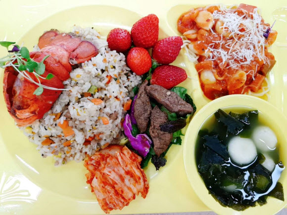 랍스터 치즈버터 구이 등이 나온 경북 구미 경구고 급식 모습. 경구고등학교는 최근 새 학기를 맞아 학생들에게 특식을 제공해 인기를 끌고 있다고 10일 전했다. 2021.3.10  구미 경구고 제공