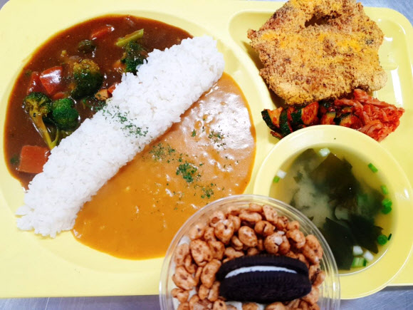 태국식 뿌빳퐁커리와 수제 왕돈까스 등이 나온 경북 구미 경구고 급식 모습. 경구고등학교는 최근 새 학기를 맞아 학생들에게 특식을 제공해 인기를 끌고 있다고 10일 전했다. 2021.3.10  구미 경구고 제공