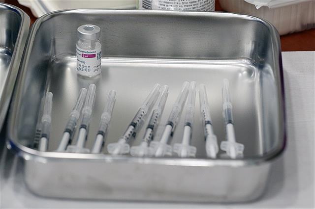 10일 서울 양천구 정다운요양병원에서 코로나19 예방접종을 위한 아스트라제네카 백신이 준비되고 있다. 뉴스1