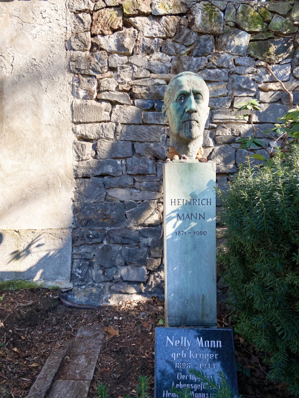 노벨문학상을 수상한 작가 하인리히 만의 얼굴 조각이 새겨져 있는 묘비.  이동미 제공