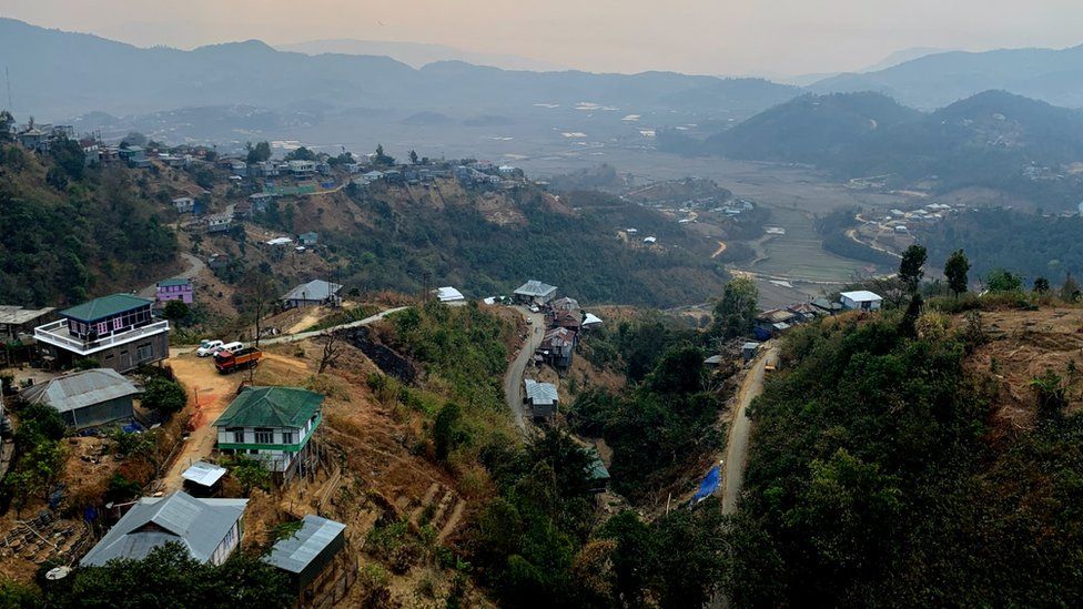 영국 BBC 인도 기자가 미얀마 경찰관들을 만난 북동부 미조람주 어느 마을 모습.
