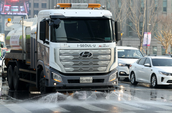 서울과 인천, 경기 등 수도권 전역에 미세먼지 비상저감조치가 시행된 11일 오전 서울 중구 태평로 덕수궁 대한문 앞에서 중구청 물청소 차량이 도로 물청소를 하고 있다. 2021.3.11  연합뉴스
