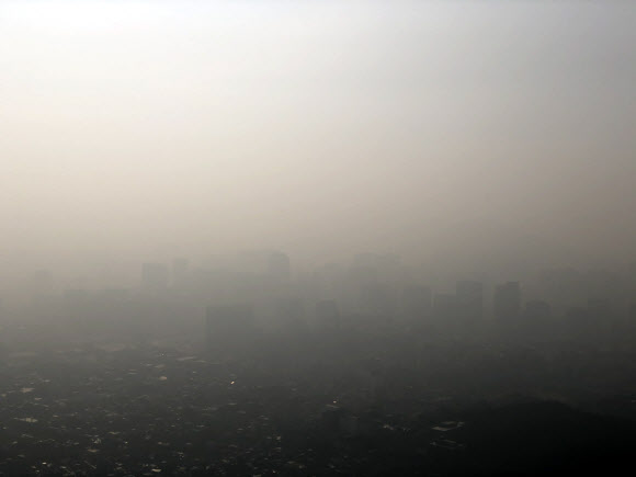 수도권 미세먼지 등급이 ‘나쁨‘ 수준을 보인 11일 오전 서울 인왕산에서 바라본 하늘이 뿌옇다. 2021.3.11 연합뉴스