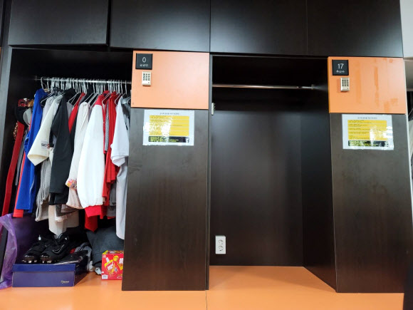 프로야구 KBO리그 SSG 랜더스 홈 라커룸에 마련된 추신수의 자리(오른쪽). 11일 SSG 구단에 따르면 이 자리는 동갑내기 친구인 김강민의 옆자리다. 2021.3.11  SSG 구단 제공