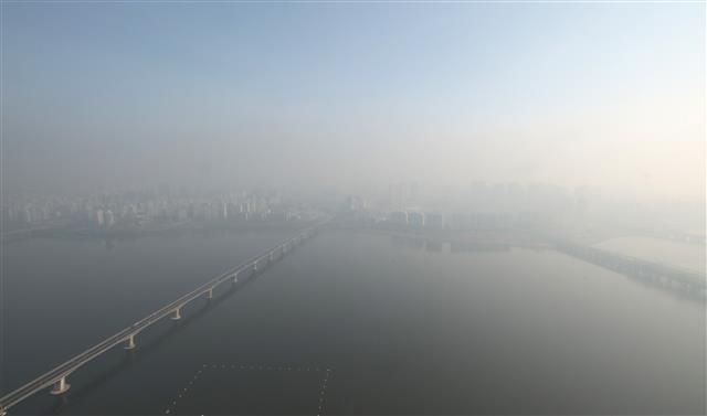 초미세먼지 농도가 ‘매우 나쁨’ 수준을 보인 11일 서울 여의도 63빌딩 전망대에서 바라본 서울 도심이 뿌옇다.2021.3.11 뉴스1